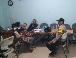 Bhabinkamtibmas Johar Baru Berkunjung ke Pos RW 06, Sampaikan Pesan Kamtibmas kepada Ketua RW dan Warga
