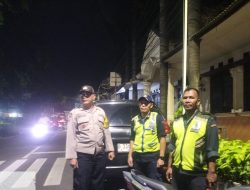 Patroli Dialogis, Bhabinkamtibmas Johar Baru Berikan Pembinaan kepada Satkamling untuk Keamanan Lingkungan