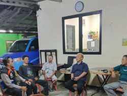 Diskusi Kamtibmas di Pos Sekretariat RW 02, Bhabinkamtibmas Kampung Rawa Bersama Ketua RT dan Warga