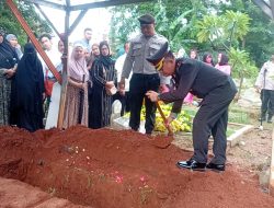 Kapolsek Kemayoran Pimpin Upacara Persemayaman dan Pemakaman Jenazah Almarhum Brigadir Juanda Dita Komara