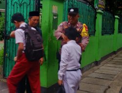 Pelayanan Prima Bhabinkamtibmas Gondangdia Laksanakan Pemantauan Dan Pengaturan Lalu Lintas Di SDN Gondangdia 03