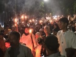 Bhabinkamtibmas Menteng Pantau Pawai Obor Sambut Ramadhan 1446 H Di Menteng Tenggulun