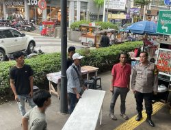 Bhabinkamtibmas Menteng Bersama PPSU Bersihkan Kolong Jalan Blora Dari Sampah Dan Barang Tak Terpakai