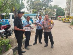 Sosialisasi Rekrutmen Anggota Polri T.A 2025, Bhabinkamtibmas Benhil Bagikan Brosur Kepada Warga RW 06