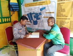 Bhabinkamtibmas Kelurahan Kemayoran Melaksanakan Kegiatan Pelayanan Kepada Warga Masyarakat Di Kantor Kelurahan