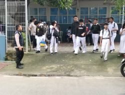 Cegah Tawuran Pelajar Bhabinkamtibmas Gunung Sahari Utara Awasi Bubaran Pelajar