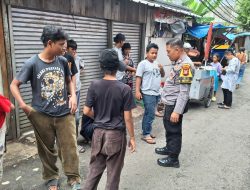 Bhabinkamtibmas Gelora Sambang Warga Dan Anak-Anak Di Pemukiman RT 02/02