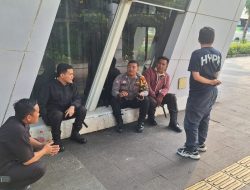 Bhabinkamtibmas Gelora Sambangi Petugas Keamanan MRT Sudirman Sebagai Cooling System