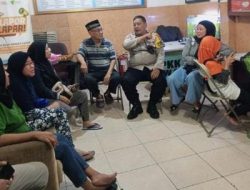 Dekatkan Diri Dengan Warga Bhabinkamtibmas Cempaka Putih Barat Sambangi Kantor Sekretatiat Rw 09