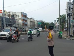 Polsubsektor Roxy Laksanakan Pengaturan Lalu Lintas Sore Hari di Pertigaan Jalan Biak untuk Kelancaran Mobilitas Warga