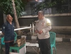 Bhabinkamtibmas Petojo Selatan Patroli Pos Kamling RW 04, Jalin Sinergi dengan Linmas untuk Keamanan Wilayah