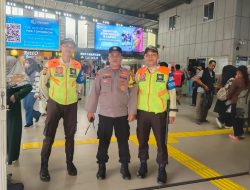 Bhabinkamtibmas Benhil Pelayanan Kepada Masyarakat Di Stasiun KA Tanah Abang