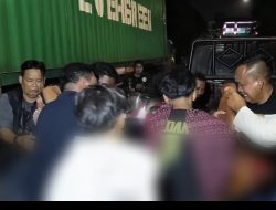 Polisi Dan Warga Gotong Royong Bantu Pemotor Korban Kecelakaan Tabrak Truk Korntener DI Cilincing