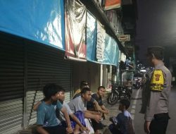 Patroli Keamanan Wilayah pada Bulan Ramadhan: Bhabinkamtibmas Galur Memberikan Imbauan Humanis kepada Anak-anak yang Bermain di Jalanan