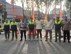 Polsek Metro Gambir Lakukan Pengamanan dan Pengaturan Lalu Lintas di Kawasan Kantor Wali Kota Jakarta Pusat