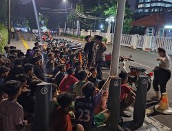 Bhabinkamtibmas Gelora Binluh Kepada Anak-Anak Remaja Saat Bermain Bola