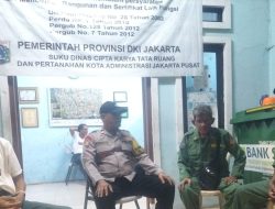 Berikan Pelayanan Keamanan Wilayah Malam Hari di Bulan Ramadhan, Bhabinkamtibmas Johar Baru Sambangi Petugas Kamling RW 06