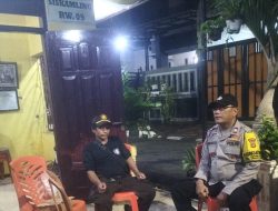 Sambang Pos Kamling Bhabinkamtibmas Berikan Imbauan Kamtibmas Petugas Satkamling Untuk Tingkatkan Kewaspadaan