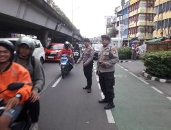 Petugas Kepolisian Atur Lalu Lintas Menjelang Buka Puasa di Kawasan Street Food Nasi Kapau