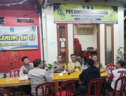 Sinergi Polsek Johar Baru dan Tokoh Masyarakat Jaga Keamanan Pos Singgah Ramadhan 1446 H di Jalan T Kampung Rawa