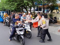 Polsek Kemayoran Berbagi : Kapolsek Pimpin Langsung Pembagian Takjil Untuk Pengendara
