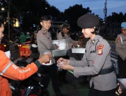 Polres Metro Jakarta Pusat Buka Dapur Lapangan dan Bagikan Takjil di Sekitar Monas