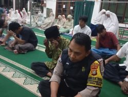 Bhabinkamtibmas Gunung Sahari Utara Gelar Tarawih Keliling di Masjid Baiturrahim