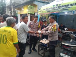 Wujud Kepedulian Polsek Sawah Besar Dalam Berbagi Takjil di Pemukiman Padat Penduduk