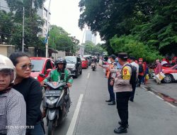 Kanit Binmas Menteng Bersama Personil Lainnya Pemantauan Giat Pengajian Anti Gempa Di Tugu Proklamasi Menteng
