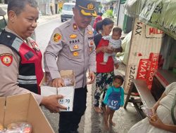 KAPOLRES METRO BEKASI BAGIKAN TAKJIL KEPADA PENGGUNA JALAN DI TRAFFIC LIGHT JURONG