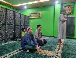 Bhabinkamtibmas Karet Tengsin Laksanakan Sholat Subuh Berjemaah Di Musholla Al Ikhlas