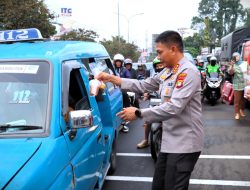 Kapolres Metro Depok dan Ketua Bhayangkari Bagikan Takjil untuk Pengguna Jalan di Depan Mapolres