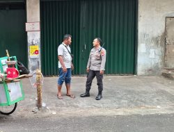 Unit Samapta Sambangi Komplek Pertokoan Pasar Baru Jelang Berbuka Puasa