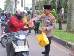 Kapolres Metro Bekasi Berbagi Takjil untuk Pengguna Jalan di Bulan Suci Ramadhan
