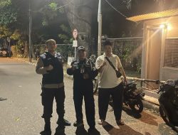 Bhabinkamtibmas Menteng Patroli Ramadhan Dan Himbauan Kamtibmas Di Pos Satkamling Surabaya Timur