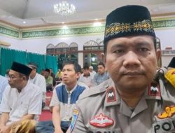Bhabinkamtibmas Rawasari Jalin Silaturahmi dan Jaga Keamanan saat Tarawih di Masjid Al Marhamah