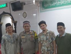 Bhabinkamtibmas Petojo Selatan Tarawih Bersama Warga di Masjid Suluh Islam