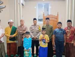 Bhabinkamtibmas Petojo Utara Laksanakan Tarawih Bersama Warga di Masjid Qoiril Biqqo