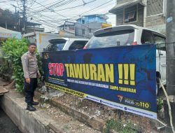 Bhabinkamtibmas Kebon Kacang Melakukan Pencegahan Tawuran Dengan Melakukan Pemasangan Spanduk Di Tempat Strategis