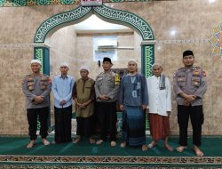Kanit Binmas dan Bhabinkamtibmas Kelurahan Galur Sholat Tarawih Keliling Bersama Warga