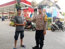 Anggota Binmas Polsek Johar Baru Memberikan Takjil Kepada Warga Di Jalan Galur Selatan