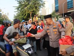Kapolres Metro Jakpus Bagikan 300 Takjil, Warga: Terima Kasih Pak Polisi!