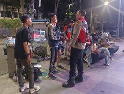 Patroli Tengah Malam Sat Binmas di Bundaran HI, Polisi Periksa Remaja untuk Cegah Kejahatan
