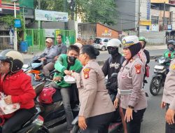 Polsek Ciputat Timur Bagikan Takjil ke Pengendara dan Warga di Jalanan