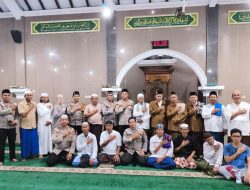 Bhabinkamtibmas Cikini Mengikuti Sholat Subuh Berjamaah Bersama Kasubdit Binmas Polda Metro Jaya Di Masjid Al Makmur