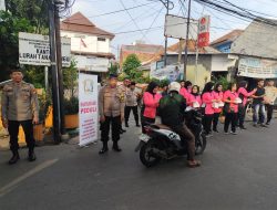 Kapolsek Johar Baru Beserta Jajaran dan Ibu Ketua Ranting Bhayangkari Johar Baru Gelar Kegiatan Bagikan Takjil kepada Pengguna Jalan