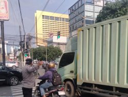Anggota Polsubsektor Petojo Laksanakan Gatur Lalin di Simpang Petojo