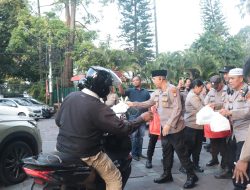 Kapolres Metro Jakarta Pusat Gelar Patroli Ramadhan Sambil Bagikan Takjil