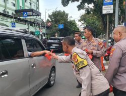 Polsek Sawah Besar Turun ke Jalan! Bagi-Bagi Takjil untuk Warga di Bulan Ramadhan