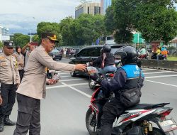 Kapolsek Matraman Bersama Mahasiswa UIJ Gelar Bakti Sosial Pembagian Takjil dan Air Mineral di Bulan Suci Ramadhan